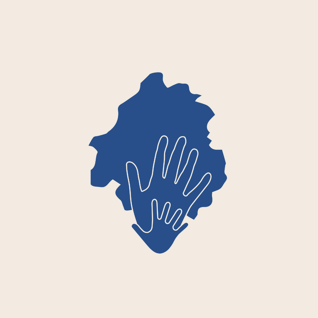 centrée sur l'image, la forme simplifiée du département de la Dordogne, pleine avec une couleur bleue foncée unie. Elle est traversée par deux mains, une main d'adulte et une main d'enfant, simplifiée dans un style tracé, en blanc.